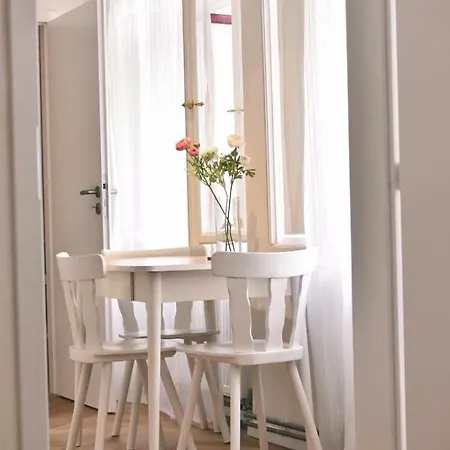 Apartament Hybernska 22 *